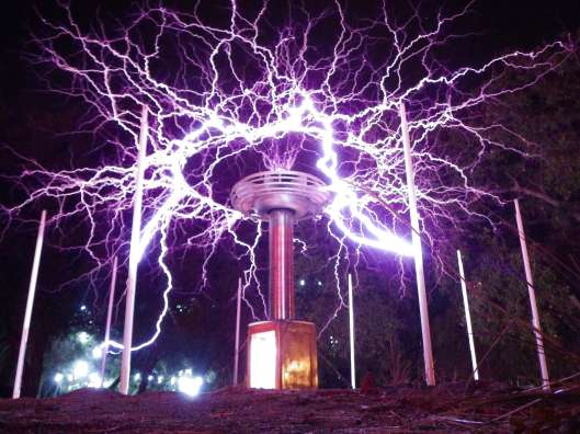 tesla-coil-huge-discharges-1